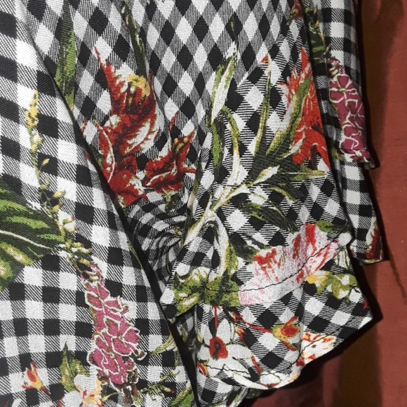 ** Signature Studio Ruffle Sleeve Top Keyhole Back - Picture 5 of 8